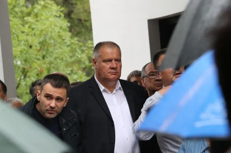 Ogromno mno&scaron;tvo ljudi ispratilo oca shrvanog kapetana Vatrenih