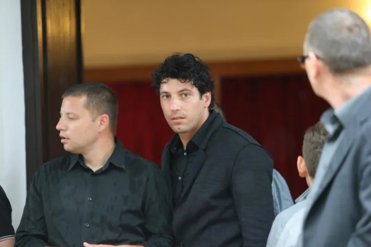 Ogromno mno&scaron;tvo ljudi ispratilo oca shrvanog kapetana Vatrenih