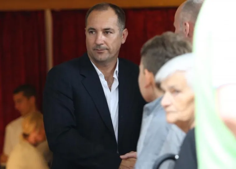 Ogromno mno&scaron;tvo ljudi ispratilo oca shrvanog kapetana Vatrenih