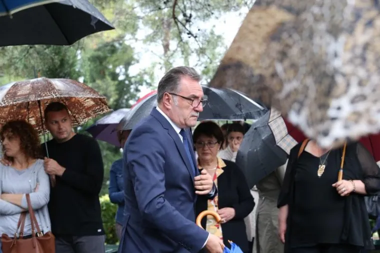 Ogromno mno&scaron;tvo ljudi ispratilo oca shrvanog kapetana Vatrenih