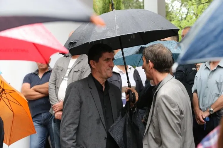 Ogromno mno&scaron;tvo ljudi ispratilo oca shrvanog kapetana Vatrenih