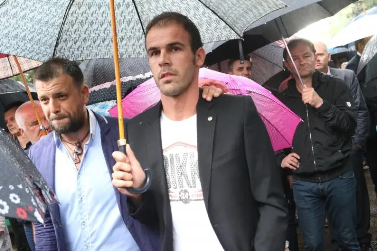 Ogromno mno&scaron;tvo ljudi ispratilo oca shrvanog kapetana Vatrenih