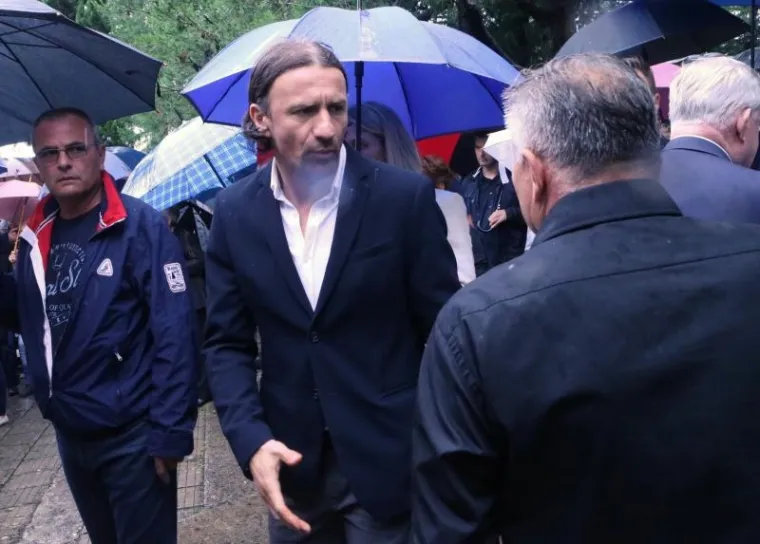 Ogromno mno&scaron;tvo ljudi ispratilo oca shrvanog kapetana Vatrenih