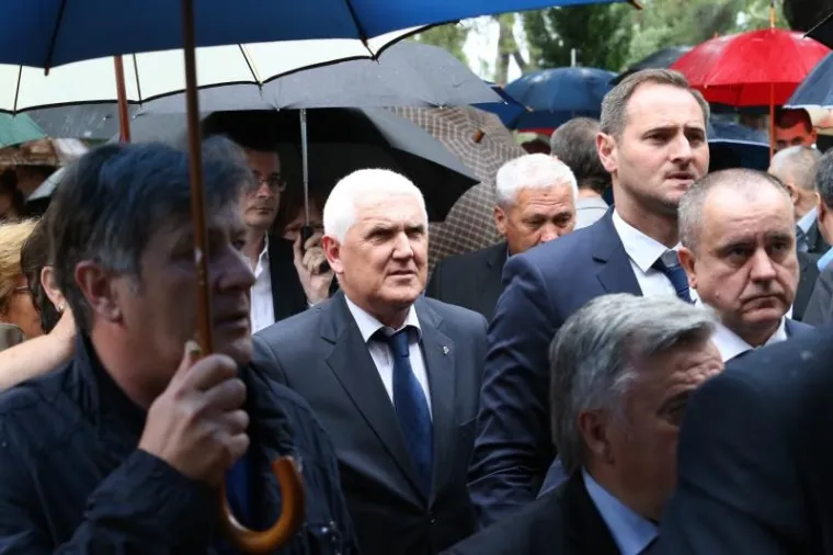 Ogromno mno&scaron;tvo ljudi ispratilo oca shrvanog kapetana Vatrenih