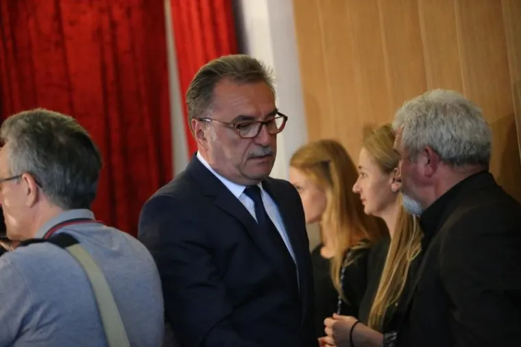 Ogromno mno&scaron;tvo ljudi ispratilo oca shrvanog kapetana Vatrenih