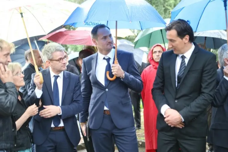 Ogromno mno&scaron;tvo ljudi ispratilo oca shrvanog kapetana Vatrenih