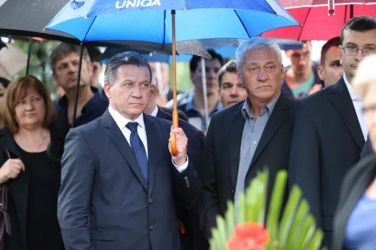 Ogromno mno&scaron;tvo ljudi ispratilo oca shrvanog kapetana Vatrenih