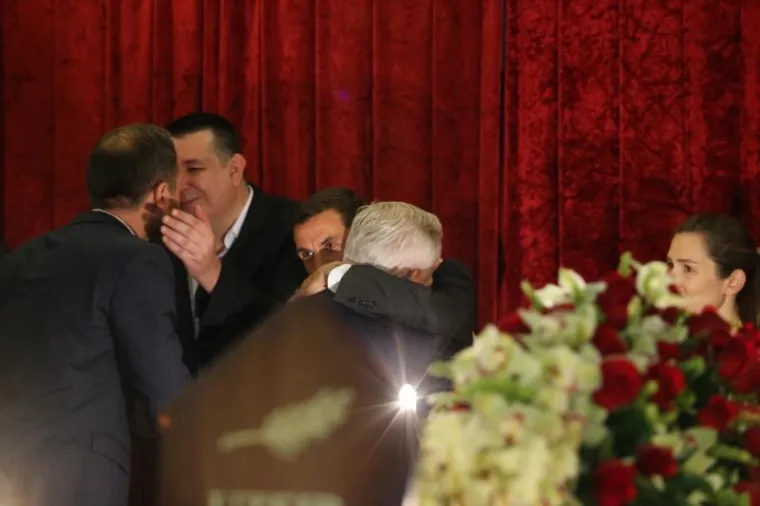 Ogromno mno&scaron;tvo ljudi ispratilo oca shrvanog kapetana Vatrenih