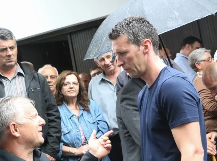 Ogromno mno&scaron;tvo ljudi ispratilo oca shrvanog kapetana Vatrenih