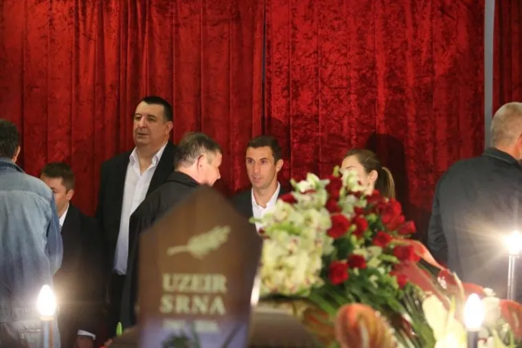 Ogromno mno&scaron;tvo ljudi ispratilo oca shrvanog kapetana Vatrenih