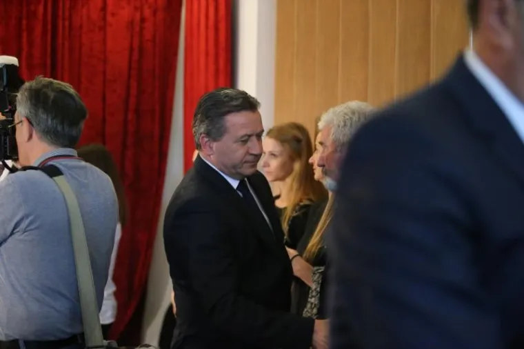 Ogromno mno&scaron;tvo ljudi ispratilo oca shrvanog kapetana Vatrenih