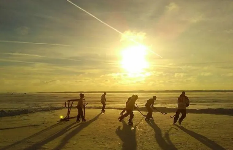 ...zemlja u kojoj su najvažnije stvari hokej, javorov sirup, losovi, ciča zima i, &scaron;to smo ono jo&scaron; rekli? E da &ndash; hokej!