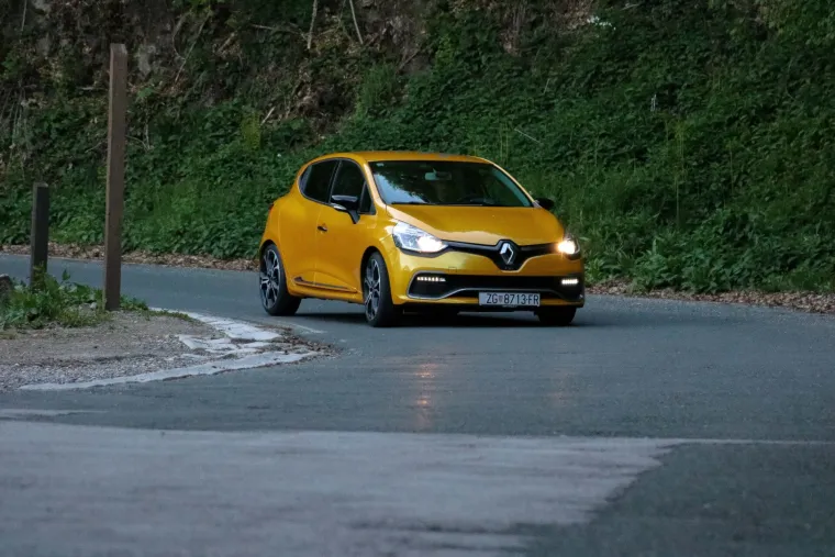 ŽUTA ZVIJER: Renault Clio RS Trophy već na prvi pogled otkriva da je najjači od svoje braće