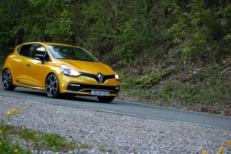 ŽUTA ZVIJER: Renault Clio RS Trophy već na prvi pogled otkriva da je najjači od svoje braće