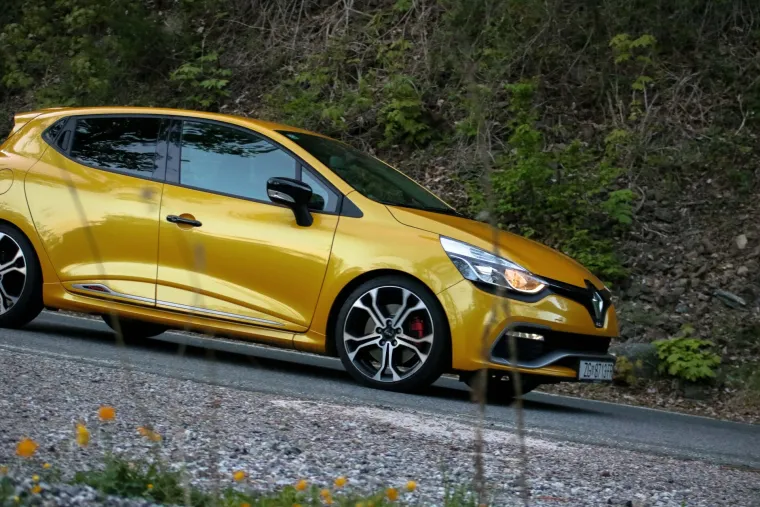 Na ovom automobilu pritisak papučice gasa do kraja je jednostavno instinktivna reakcija.