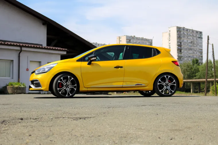 ŽUTA ZVIJER: Renault Clio RS Trophy već na prvi pogled otkriva da je najjači od svoje braće