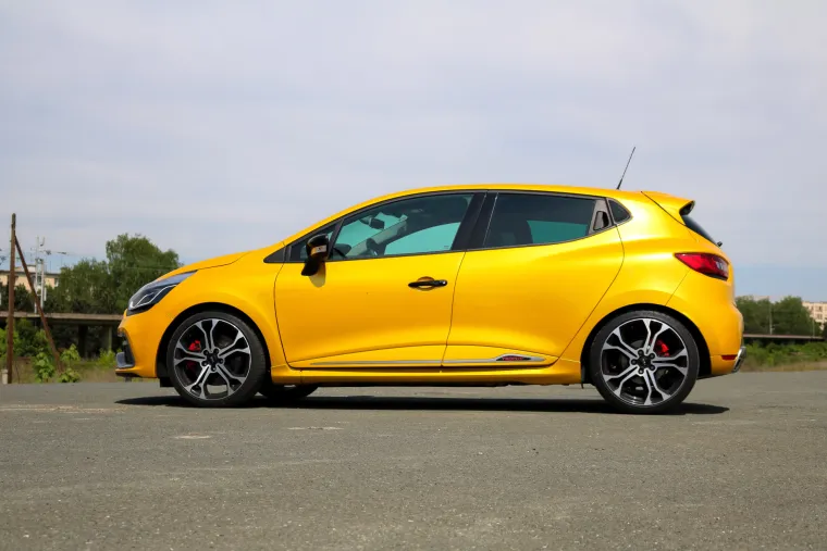 ŽUTA ZVIJER: Renault Clio RS Trophy već na prvi pogled otkriva da je najjači od svoje braće