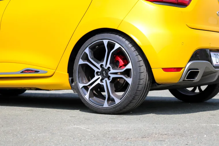 ŽUTA ZVIJER: Renault Clio RS Trophy već na prvi pogled otkriva da je najjači od svoje braće