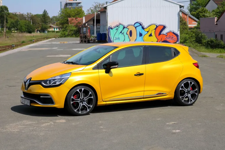 Napuhanog, agresivnog izgleda, atraktivne boje i s gomilom aerodinamičkih dodataka RS Trophy izaziva strahopo&scaron;tovanje.