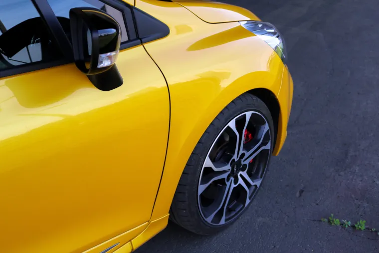 ŽUTA ZVIJER: Renault Clio RS Trophy već na prvi pogled otkriva da je najjači od svoje braće