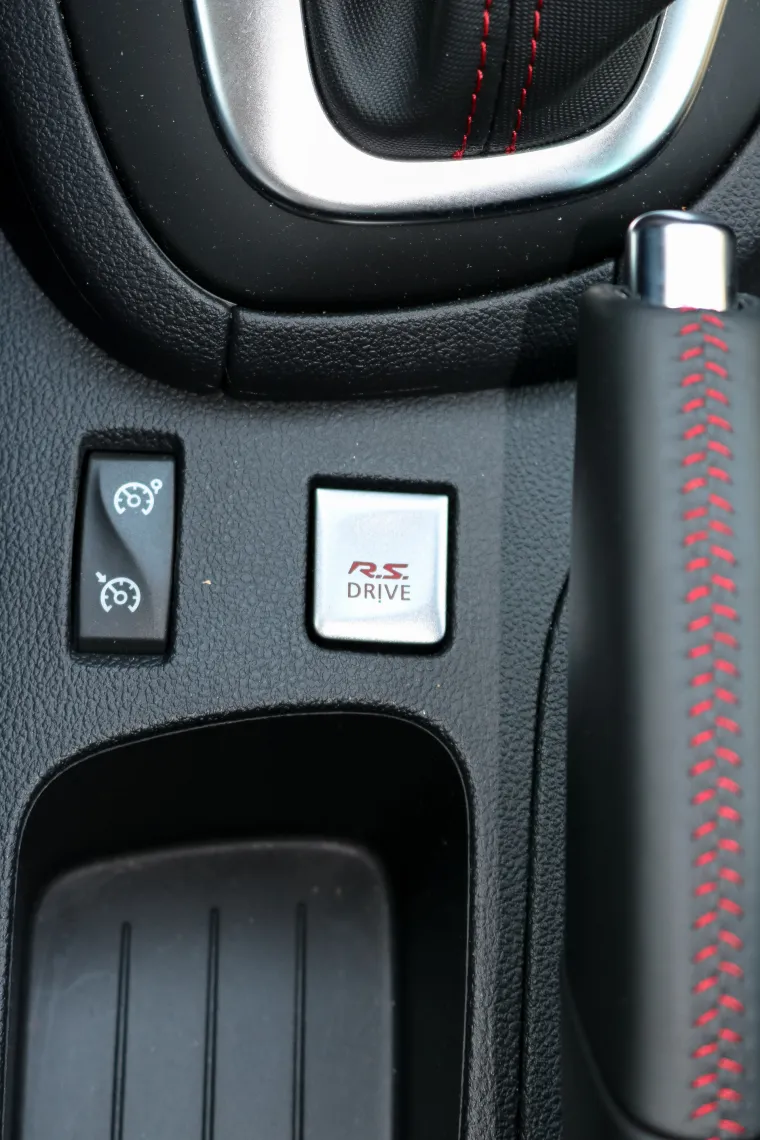 ŽUTA ZVIJER: Renault Clio RS Trophy već na prvi pogled otkriva da je najjači od svoje braće