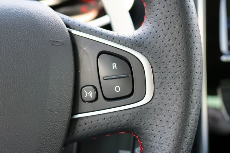 ŽUTA ZVIJER: Renault Clio RS Trophy već na prvi pogled otkriva da je najjači od svoje braće