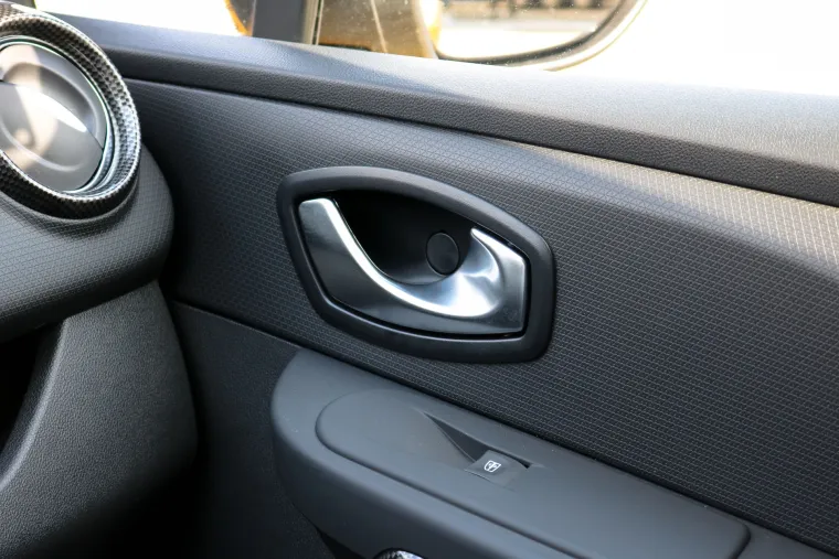 ŽUTA ZVIJER: Renault Clio RS Trophy već na prvi pogled otkriva da je najjači od svoje braće