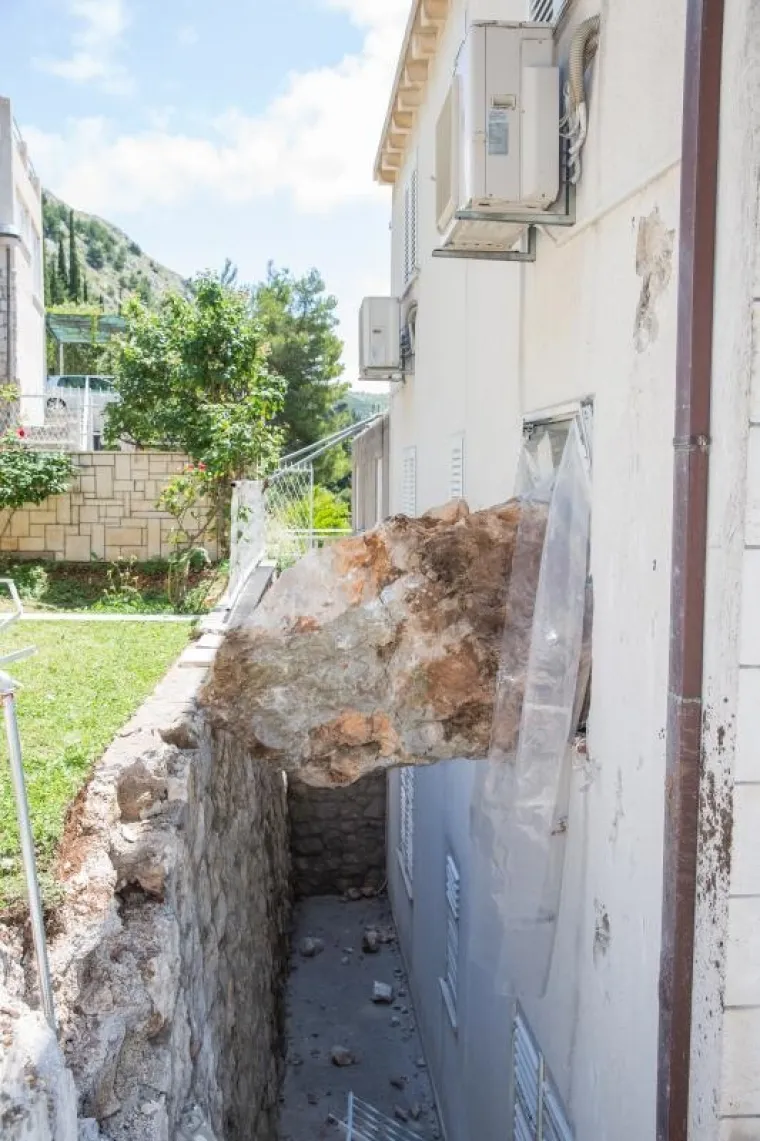 Nedugo nakon ponoći Centar 112 primio je dojavu o većem odronu na magistrali, iznad Dubrovnika.