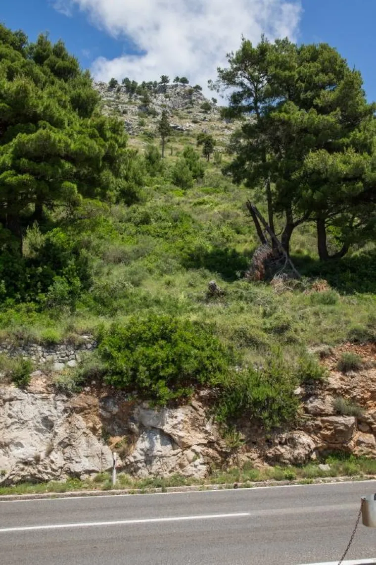 STIJENA SE ZABILA U KUĆU: Nema ozlijeđenih, nastala je samo materijalna šteta
