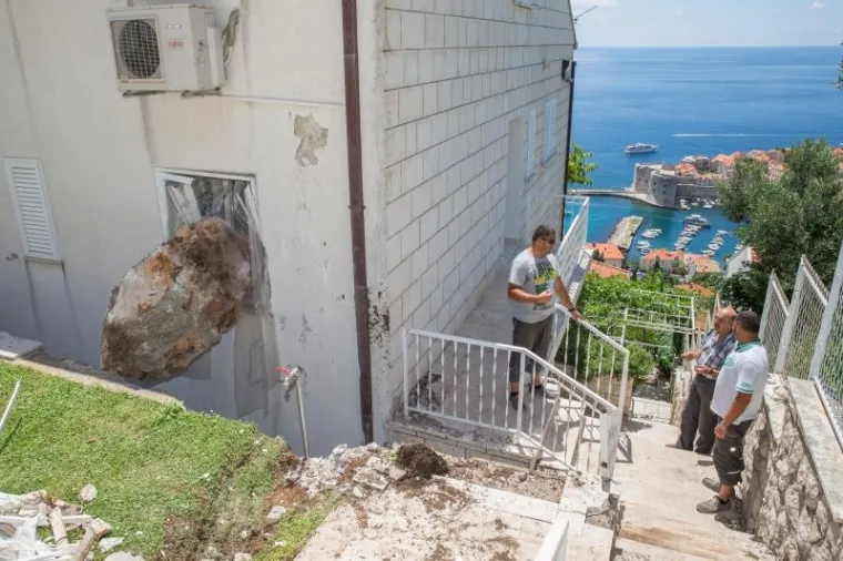 STIJENA SE ZABILA U KUĆU: Nema ozlijeđenih, nastala je samo materijalna šteta