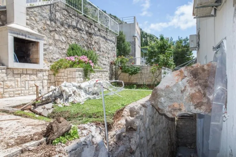 STIJENA SE ZABILA U KUĆU: Nema ozlijeđenih, nastala je samo materijalna šteta