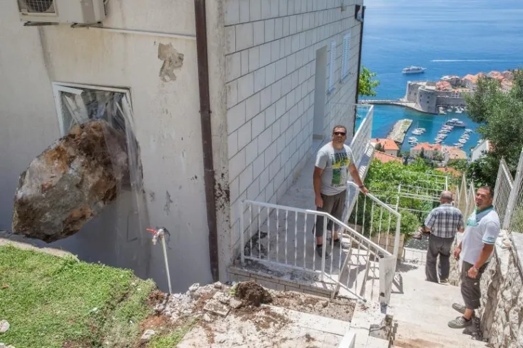 STIJENA SE ZABILA U KUĆU: Nema ozlijeđenih, nastala je samo materijalna šteta