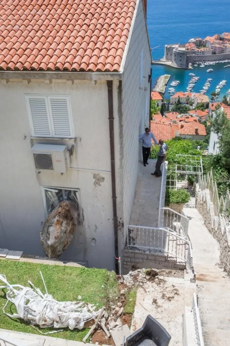 STIJENA SE ZABILA U KUĆU: Nema ozlijeđenih, nastala je samo materijalna šteta