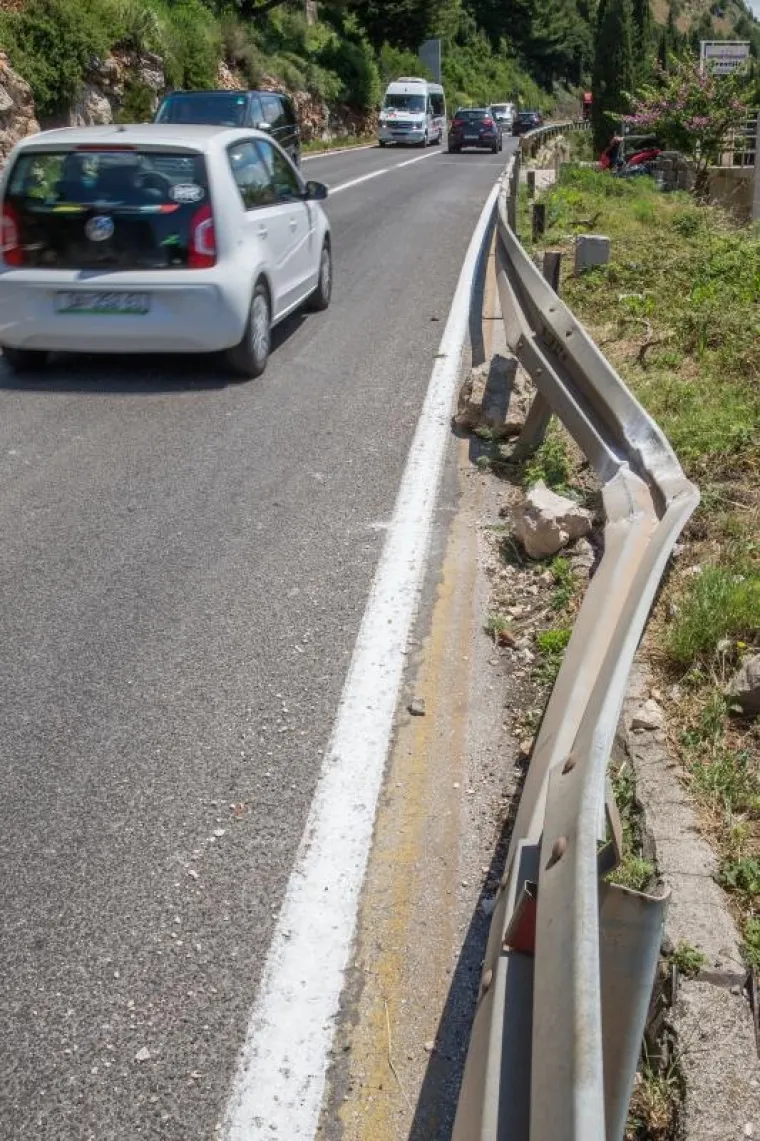 STIJENA SE ZABILA U KUĆU: Nema ozlijeđenih, nastala je samo materijalna šteta