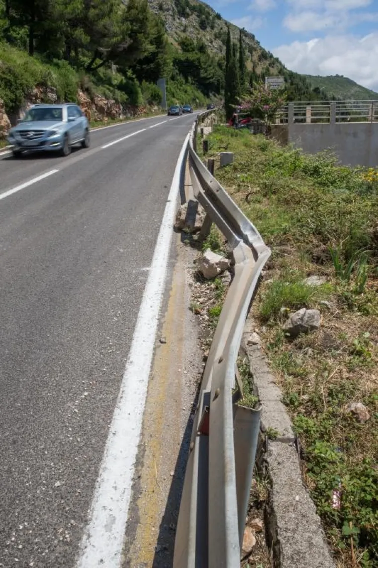STIJENA SE ZABILA U KUĆU: Nema ozlijeđenih, nastala je samo materijalna šteta