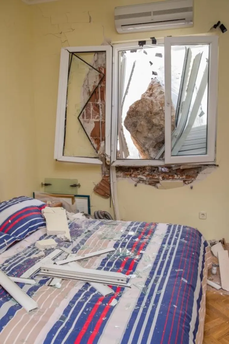 STIJENA SE ZABILA U KUĆU: Nema ozlijeđenih, nastala je samo materijalna šteta