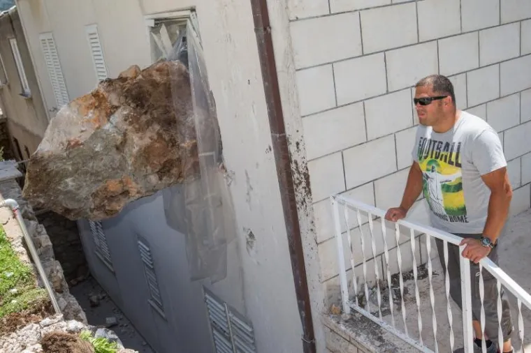 STIJENA SE ZABILA U KUĆU: Nema ozlijeđenih, nastala je samo materijalna šteta
