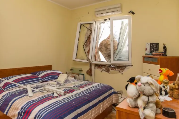 STIJENA SE ZABILA U KUĆU: Nema ozlijeđenih, nastala je samo materijalna šteta