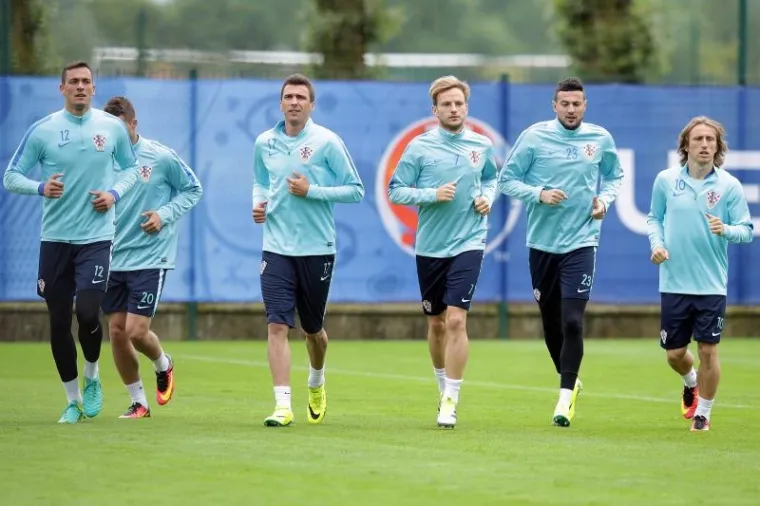 NI KI&Scaron;A IH NIJE ZAUSTAVILA: Vatreni odradili pretposljednji trening prije puta u St. Etienne