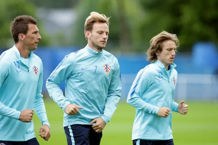 NI KI&Scaron;A IH NIJE ZAUSTAVILA: Vatreni odradili pretposljednji trening prije puta u St. Etienne