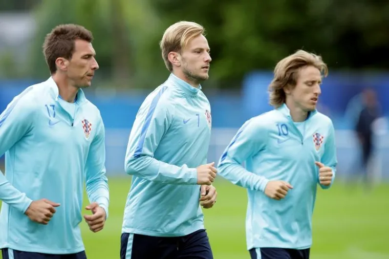 Hrvatska nogometna reprezentacija odradila je u utorak jo&scaron; jedan trening. U četvrtak je očekuje put u St. Etienne gdje će dan kasnije igrati protiv Če&scaron;ke.