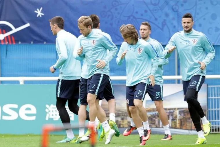 NI KI&Scaron;A IH NIJE ZAUSTAVILA: Vatreni odradili pretposljednji trening prije puta u St. Etienne