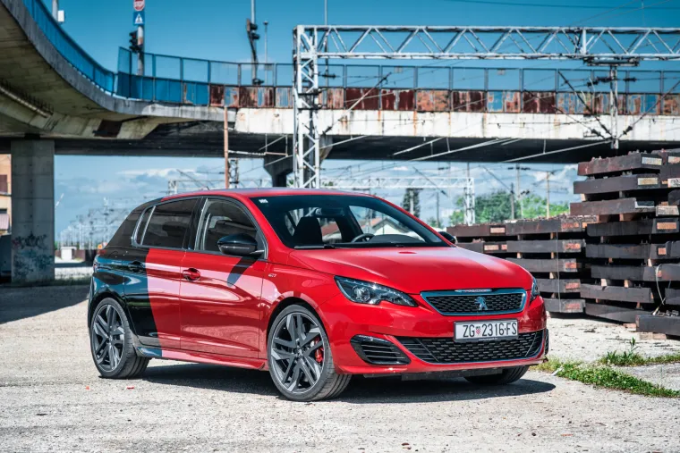 Zvuči kao pretjerivanje, ali &scaron;to je brži to je stabilniji, te čak i slabije vozače pretvara u adrenalinom nabijene manijake bez da situacija izmiče kontroli.