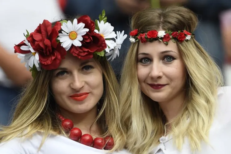 Poljske navijačice na tribini Stade de Francea podržale su svoju reprezentaciju na utakmici protiv Njemačke
