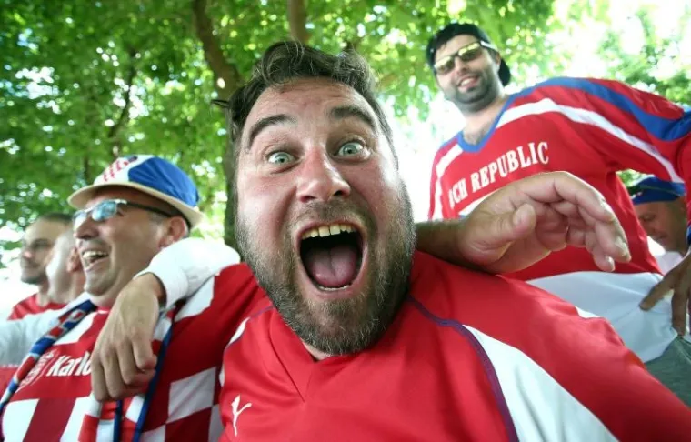 Nakon pobjede nad Turskom izabranici Ante Čačića spremaju se za okr&scaron;aj sa Če&scaron;kom, a kao i u Parizu hrvatski nogometa&scaron;i imat će bučnu podr&scaron;ku s tribina. U Saint Etienneu već je do&scaron;la jaka ekipa Torcide, a uz navijače Hajduka tu su i ostale pristalice Vatrenih.