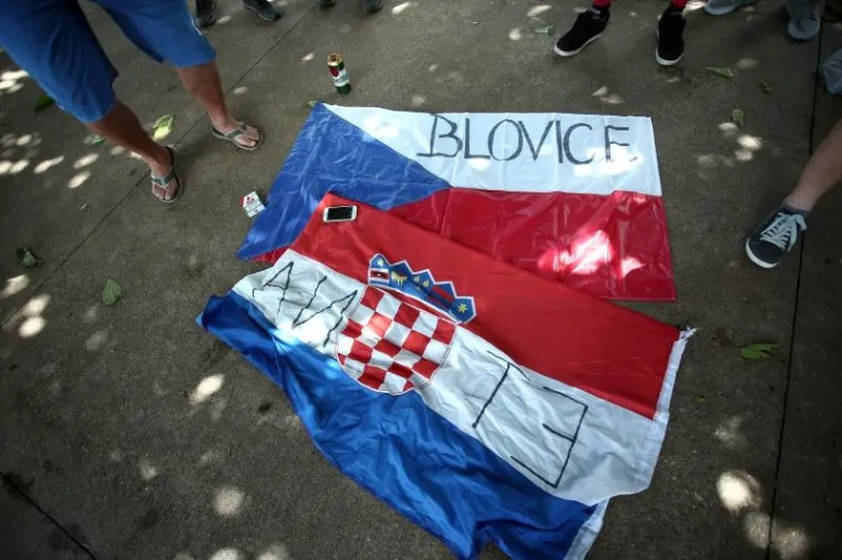 HRVATSKI I ČE&Scaron;KI NAVIJAČI &Scaron;ALJU LIJEPU SLIKU EUROPI: Zajedno zagrljeni čekaju veliki sraz