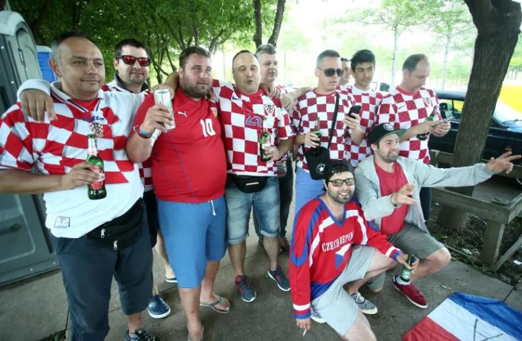 HRVATSKI I ČE&Scaron;KI NAVIJAČI &Scaron;ALJU LIJEPU SLIKU EUROPI: Zajedno zagrljeni čekaju veliki sraz