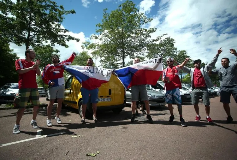 HRVATSKI I ČE&Scaron;KI NAVIJAČI &Scaron;ALJU LIJEPU SLIKU EUROPI: Zajedno zagrljeni čekaju veliki sraz