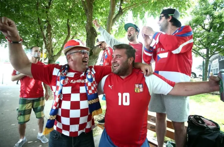 HRVATSKI I ČE&Scaron;KI NAVIJAČI &Scaron;ALJU LIJEPU SLIKU EUROPI: Zajedno zagrljeni čekaju veliki sraz