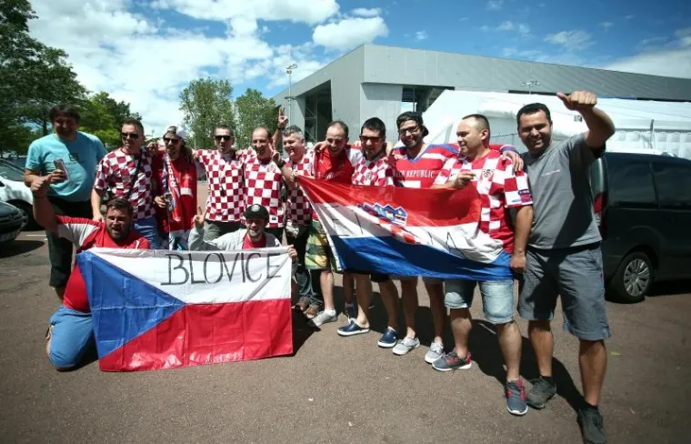 HRVATSKI I ČE&Scaron;KI NAVIJAČI &Scaron;ALJU LIJEPU SLIKU EUROPI: Zajedno zagrljeni čekaju veliki sraz